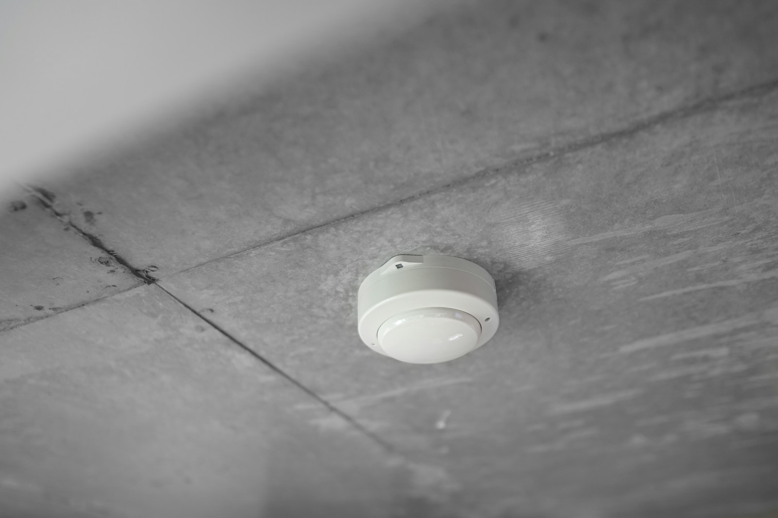 Comparison between wireless and wired fire detection